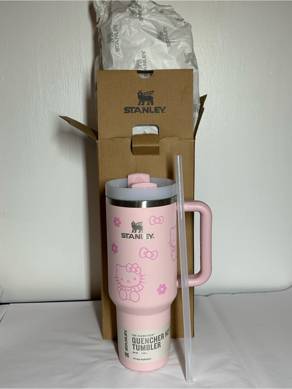 Hello Kitty Flowstate 40 oz. Quencher Pink on Pink NIB - Picture 2 of 6